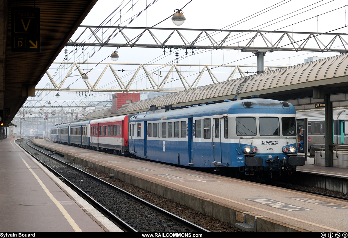 061107_DSC_0018_SNCF_-_X_2895_-_Lyon_Part_Dieu.jpg