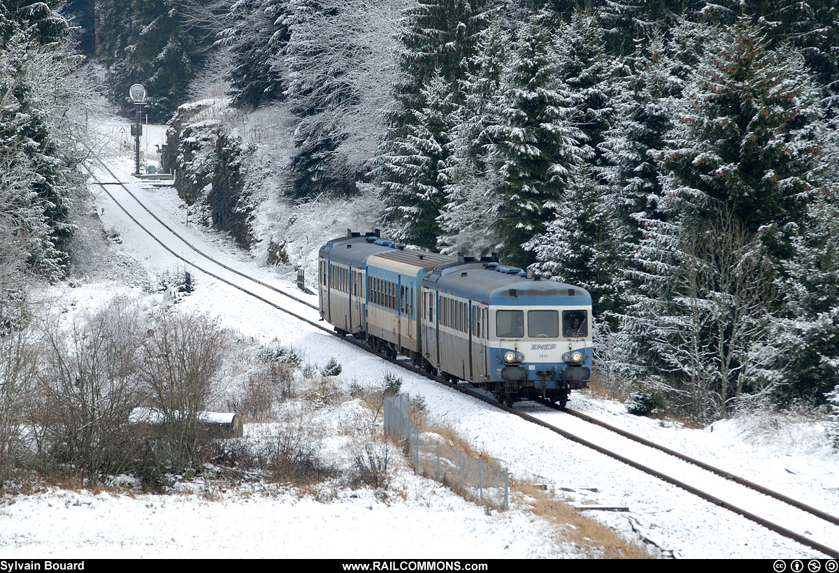 061210_DSC_0057_SNCF_-_X_2827_-_St_Laurent_en_Grandvaux.jpg