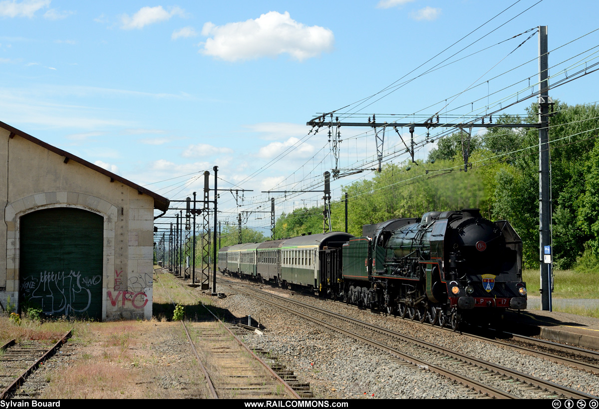 140519_DSC_6846_CFC_-_241P_17_-_La_chapelle_de_Guinchay.jpg